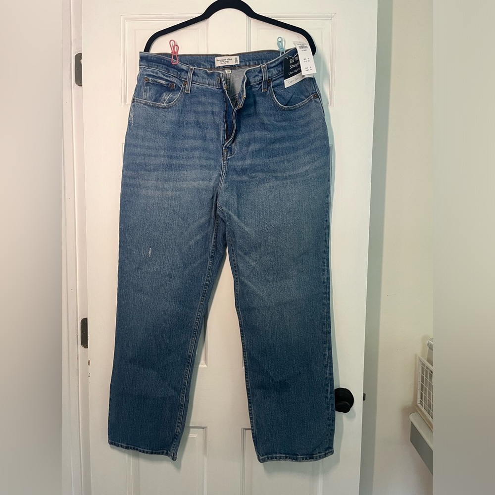 NWT Abercrombie 90s Straight Ultra High Rise Curve Love Jeans SHORT SIZING
